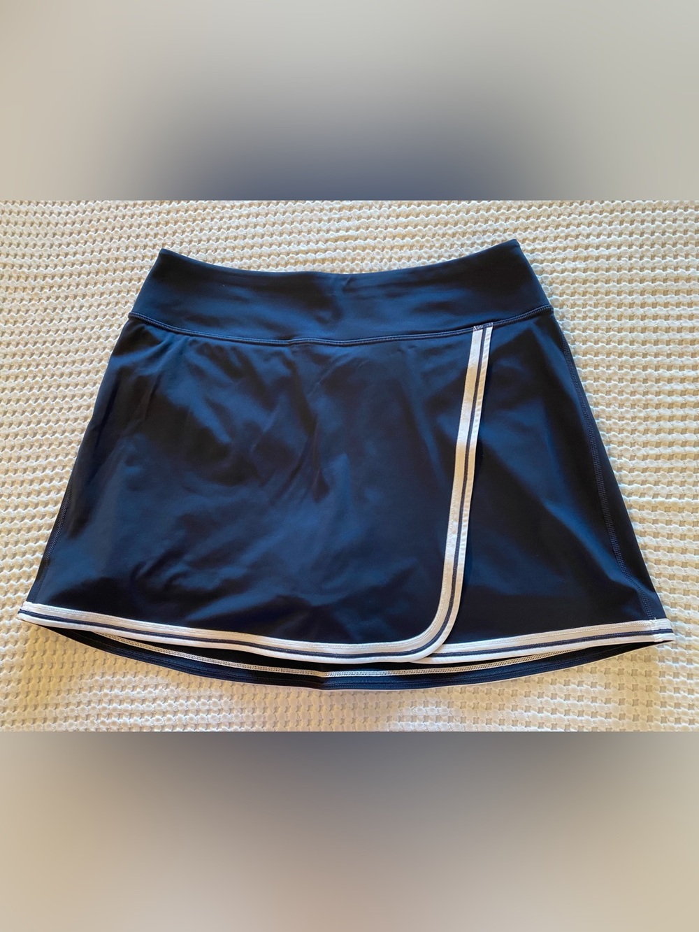 $75 Athleta Crosscourt High Rise Tipped 14" Skort Navy & White Medium